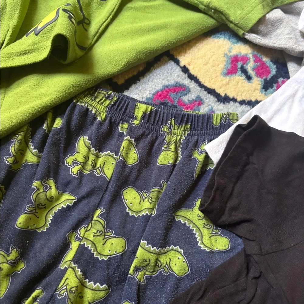 The Children's Place Green Dinosaur Pajama Set bundle lot t-shirt clothing 4-5